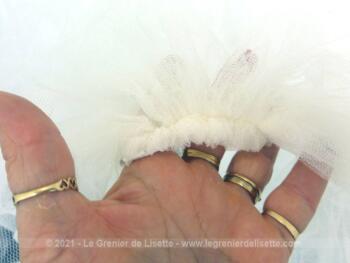 Grand voile de mariée des années 80 en tulle couleur blanc cassé décoré de petites perles plus un plus court pour mettre sur le visage puis en arrière.