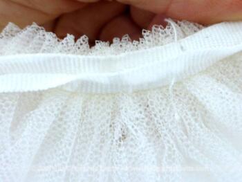 Grand voile de mariée des années 80 en tulle couleur blanc cassé décoré de petites perles plus un plus court pour mettre sur le visage puis en arrière.