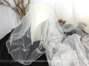 Grand voile de mariée des années 80 en tulle couleur blanc cassé décoré de petites perles plus un plus court pour mettre sur le visage puis en arrière.