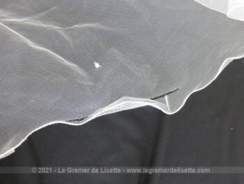Grand voile de mariée des années 80 en tulle couleur blanc cassé décoré de petites perles plus un plus court pour mettre sur le visage puis en arrière.