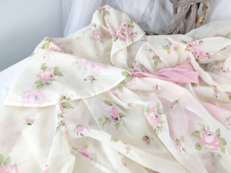 Voici un superbe peignoir vintage en nylon aux larges plis dans le dos et son grand col de la marque TORPEDO avec petites fleurs roses sur fond blanc cassé. Taille 38/40/42.