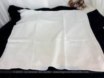 Ancienne serviette ou torchon aux monogrammes FL  de 62 x 71 cm en coton blanc damassé  avec  les initiales brodées et placées au centre.