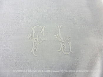 Ancienne serviette ou torchon aux monogrammes FL  de 62 x 71 cm en coton blanc damassé  avec  les initiales brodées et placées au centre.