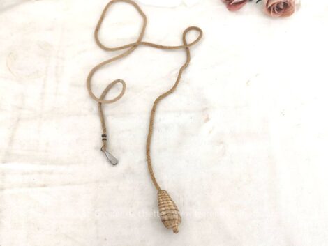 Voici un ancien gland ou poire en fils et cordelette couleur ivoire nacré et son cordon pour servir de tirette pour rideau ou d'interrupteur.
