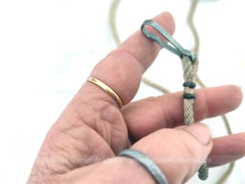 Voici un ancien gland ou poire en fils et cordelette couleur ivoire nacré et son cordon pour servir de tirette pour rideau ou d'interrupteur.