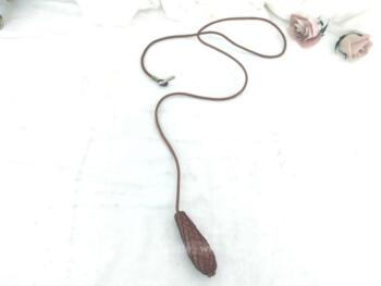 Voici un ancien gland ou poire maille filet et cordelette couleur cuivre et son cordon pour servir de tirette pour rideau ou d'interrupteur.