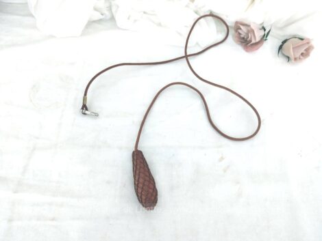 Voici un ancien gland ou poire maille filet et cordelette couleur cuivre et son cordon pour servir de tirette pour rideau ou d'interrupteur.