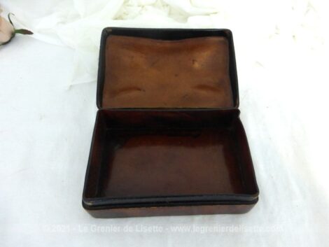 Voici une belle boite en cuir fauve avec une forme originale avec ses pourtours bombés.