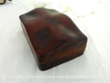 Voici une belle boite en cuir fauve avec une forme originale avec ses pourtours bombés.