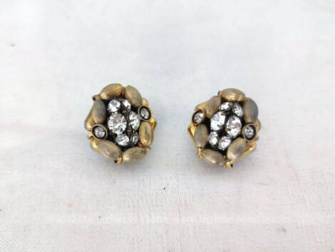 Voici une paire de boucles d'oreilles vintages à pince ornées par une mise en place originale de perles dorées et de strass !
