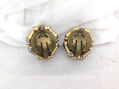 Voici une paire de boucles d'oreilles vintages à pince ornées par une mise en place originale de perles dorées et de strass !
