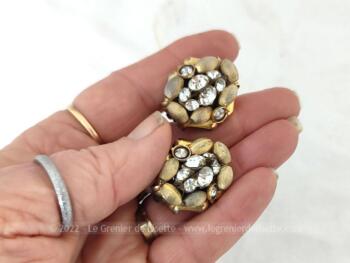 Voici une paire de boucles d'oreilles vintages à pince ornées par une mise en place originale de perles dorées et de strass !