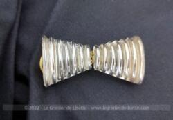 En verre, voici une boucle de ceinture de 6 cm de long vraiment vintage en forme de noeud papillon dans le style Art Déco.