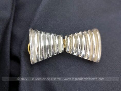 En verre, voici une boucle de ceinture de 6 cm de long vraiment vintage en forme de noeud papillon dans le style Art Déco.