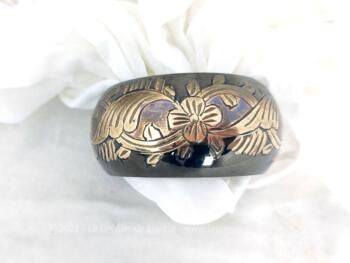 Sur 7 cm de de diamètre d'ouvrture, voici un superbe bracelet fait main en laiton avec des décors ciselés mettant le laiton à nu et montrant des fleurs.