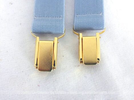 Voici encore dans son coffret une paire de bretelles en élastique bleu ciel, pour homme de la marque "L'Aiglon", en forme de croix avec pince en métal doré.