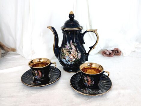 Superbe duo de tasses et sous-tasses avec cafetière assortie en Céramique Doganay, décorées d'un paon sur fond noir et dorures. Très élégant.