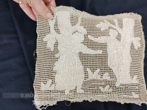 Sur 25 x 20 cm, voici un ancien ouvrage d'incrustations brodées sur un fond réalisé au crochet façon toile de jute. Pièce unique.