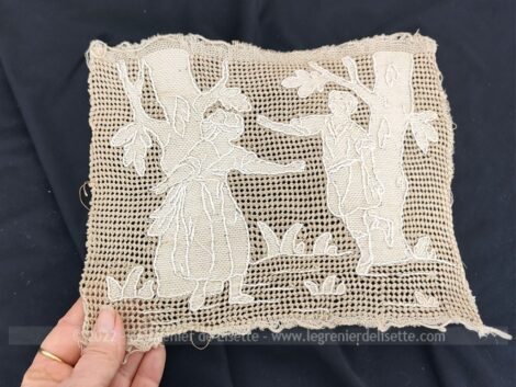 Sur 25 x 20 cm, voici un ancien ouvrage d'incrustations brodées sur un fond réalisé au crochet façon toile de jute. Pièce unique.