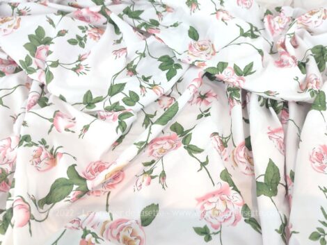 Voici un coupon tendance shabby, drap de 250 x 200 en 100 % polyester aux roses pastel sur tige avec feuillage vert.