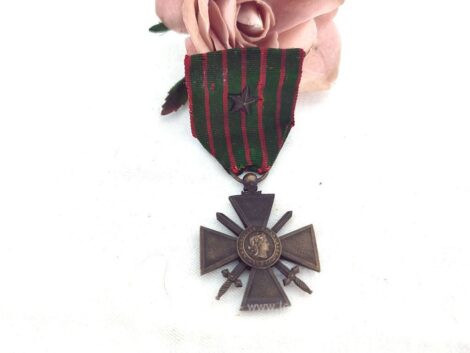 Voici une ancienne croix de guerre portant l'inscription 1914-1916 avec sur le ruban un étoile en bronze pour citation.