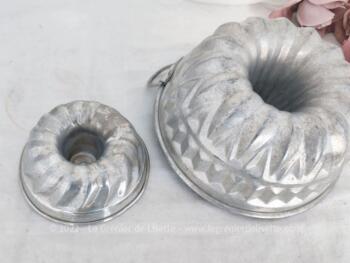 Vraiment vintage avec tailles et formes différentes, voici un duo d'anciens petits moules à gâteaux en alu en forme de couronne aux dessins en vagues.