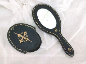 Sur 19.5 cm de long, voici un original miroir face à main original en cuir avec sa housse, le tout décoré de dorures et estampillé Tunisia.