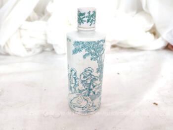 En belle opaline, voici un ancien flacon d'Eau de Toilette Allegresse de Vendôme 70c avec des décors verts de scènes champêtres et musicales du XVIII°.