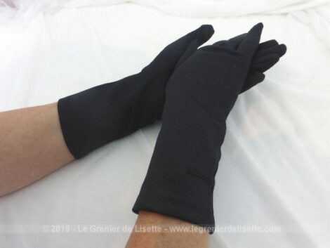 Ancienne paire de gants noirs de soirée mi-longs avec petits décors sur le coté. Taille 8.