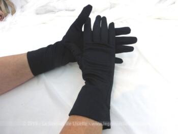 Ancienne paire de gants noirs de soirée mi-longs avec petits décors sur le coté. Taille 8.