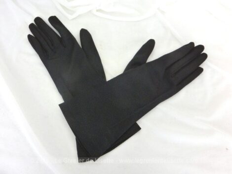 Ancienne paire de gants noirs de soirée mi-longs avec petits décors sur le coté. Taille 8.
