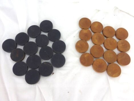 Voici un lot d'anciens grands pions de jeu, ronds de jeu composé de 15 pions noirs et 15 pions couleur bois clair.