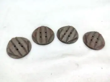 Voici un lot de 4 boutons couleur taupe de 3.2 cm de diamètre avec en relief et surélevé un hexagone. Très vintage !