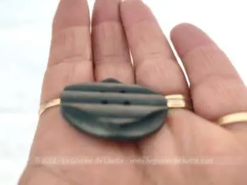 Voici un lot de 4 boutons couleur taupe de 3.2 cm de diamètre avec en relief et surélevé un hexagone. Très vintage !