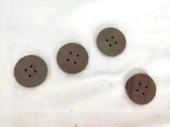 Voici un lot de 4 boutons couleur taupe de 3.2 cm de diamètre avec en relief et surélevé un hexagone. Très vintage !
