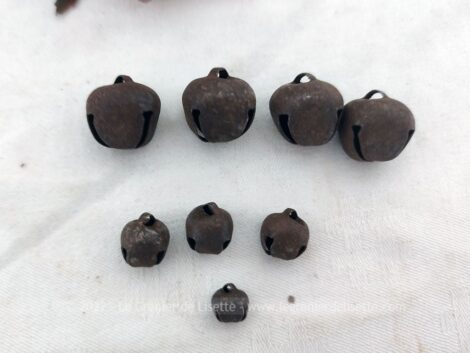 Voici un lot de 8 anciens petits grelots de différentes tailles en fer blanc patinés par le temps !