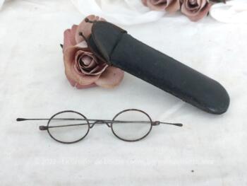 En métal, voici une paire d'anciennes lunettes à fines branches avec des verres pour voir de près et rangée dans un étui étroit en cuir