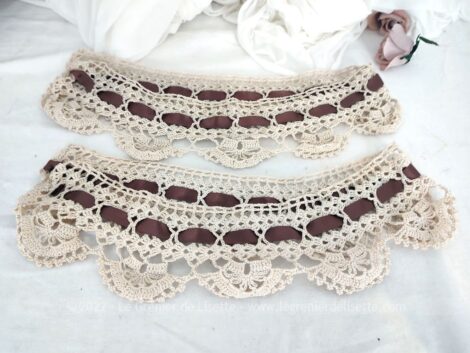 Voici une paire d'embrasses fait main au crochet en fil de coton écru et habillées d'un ruban couleur chocolat.