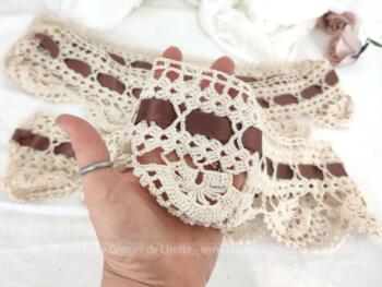 Voici une paire d'embrasses fait main au crochet en fil de coton écru et habillées d'un ruban couleur chocolat.