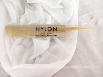 Sur 19.5 cm de long, voici un peigne à queue neuf, de la marque déposée Nylon, portant l'estampille 