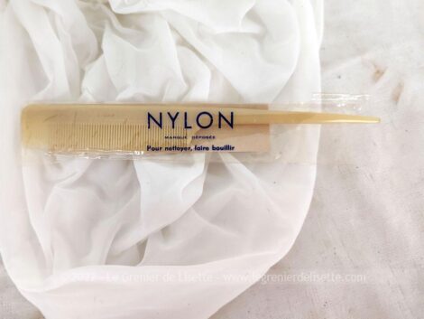 Sur 19.5 cm de long, voici un peigne à queue neuf, de la marque déposée Nylon, portant l'estampille "1953" avec encore sa poche plastique et sa notice explicative.