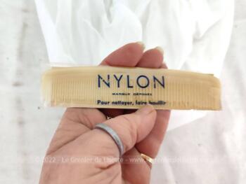Sur 14 cm long, voici un peigne neuf, de la marque déposée Nylon, portant l'estampille "1953" avec encore sa poche plastique et sa notice explicative.