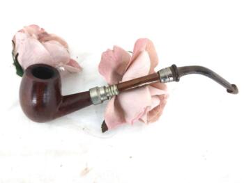 Voici une belle pipe très originale et élégante en bois et métal argenté. Encore fonctionnelle, à vous de choisir entre utilisation ou décoration !