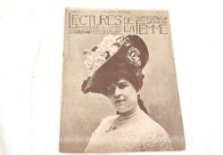 Ancienne revue "Lectures de la Femme", dont voici le n°1 daté pour le mois d'avril 1904 pour faire découvrir aux femmes de façon illustré la vie sociale, politique, culturelle, artistiques et de la mode.