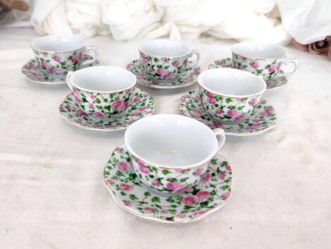 Voici six belles petites tasses et sous tasses assorties, en porcelaine blanche décorées de roses roses avec leur feuilles, très tendance shabby estampillées IBC Design !