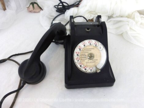 De la marque Dunyach et Leclert, voici un ancien téléphone en bakélite à cadran avec un bouton; idéal pour décoration originale et vintage.