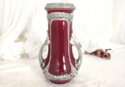 Dans le style Art Nouveau, voici un superbe vase couleur rouge rubis et gris souris en barbotine Bruyn, estampillé et numéroté.