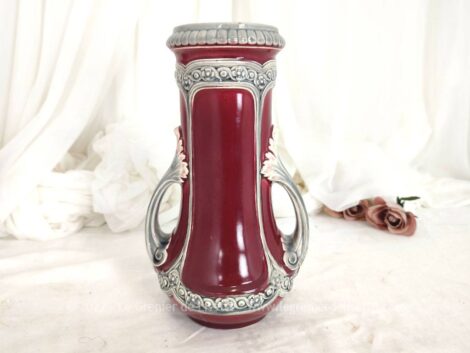Dans le style Art Nouveau, voici un superbe vase couleur rouge rubis et gris souris en barbotine Bruyn, estampillé et numéroté.