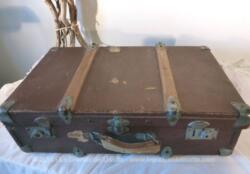 Idéale en meuble de décoration, voici une ancienne belle valise en bois, qui aimerait bien se poser un peu pour vous raconter ses beaux voyages.
