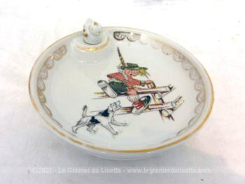 Adorable assiette chauffante vintage pour bébé en Porcelaine Limoges Berry P.M. France avec des dessins d'un chien aboyant après un garçonnet et son bouchon en forme de canard.